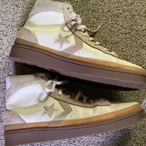 Converse men hightop shoes size 13